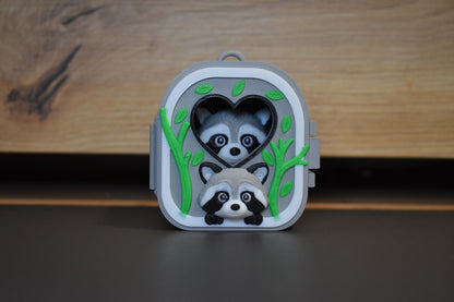 Mini maison Pocket Pals raton laveur avec fenêtre cœur et feuillage – impression 3D