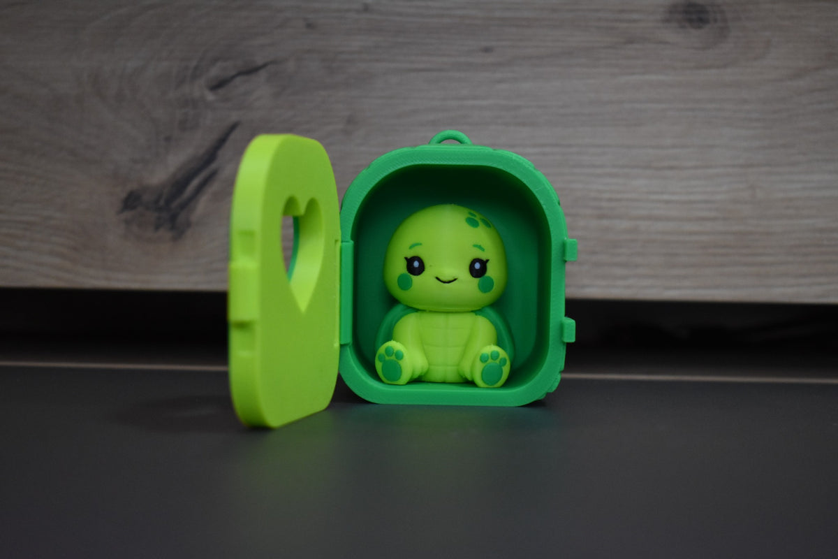 Pocket Pals Tortue kawaii à l'intérieur de sa mini maison verte ouverte