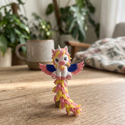 Porte-clé alicorne articulée rose et jaune avec ailes colorées et longue queue flexi