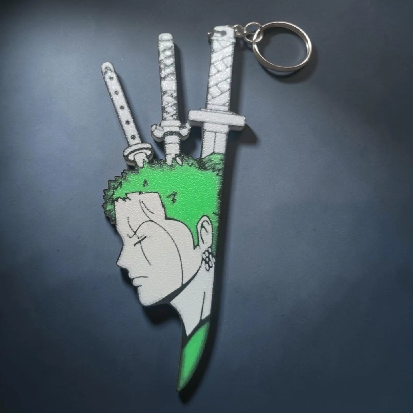 Porte-clé épéiste manga cheveux verts avec trois sabres en impression 3D
