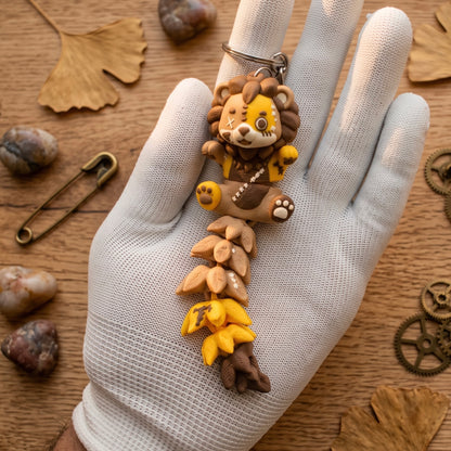 Porte-clé Lion Halloween articulé Fluffy Tails avec longue queue souple présenté en main