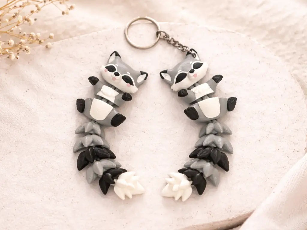 Porte-clé raton laveur articulé 3D gris noir et blanc avec longue queue flexible