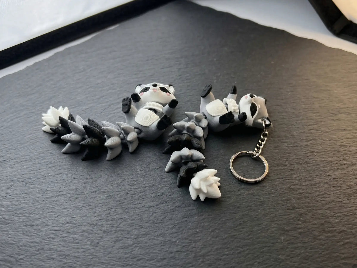 Détail du masque noir du porte-clé raton laveur kawaii 3D