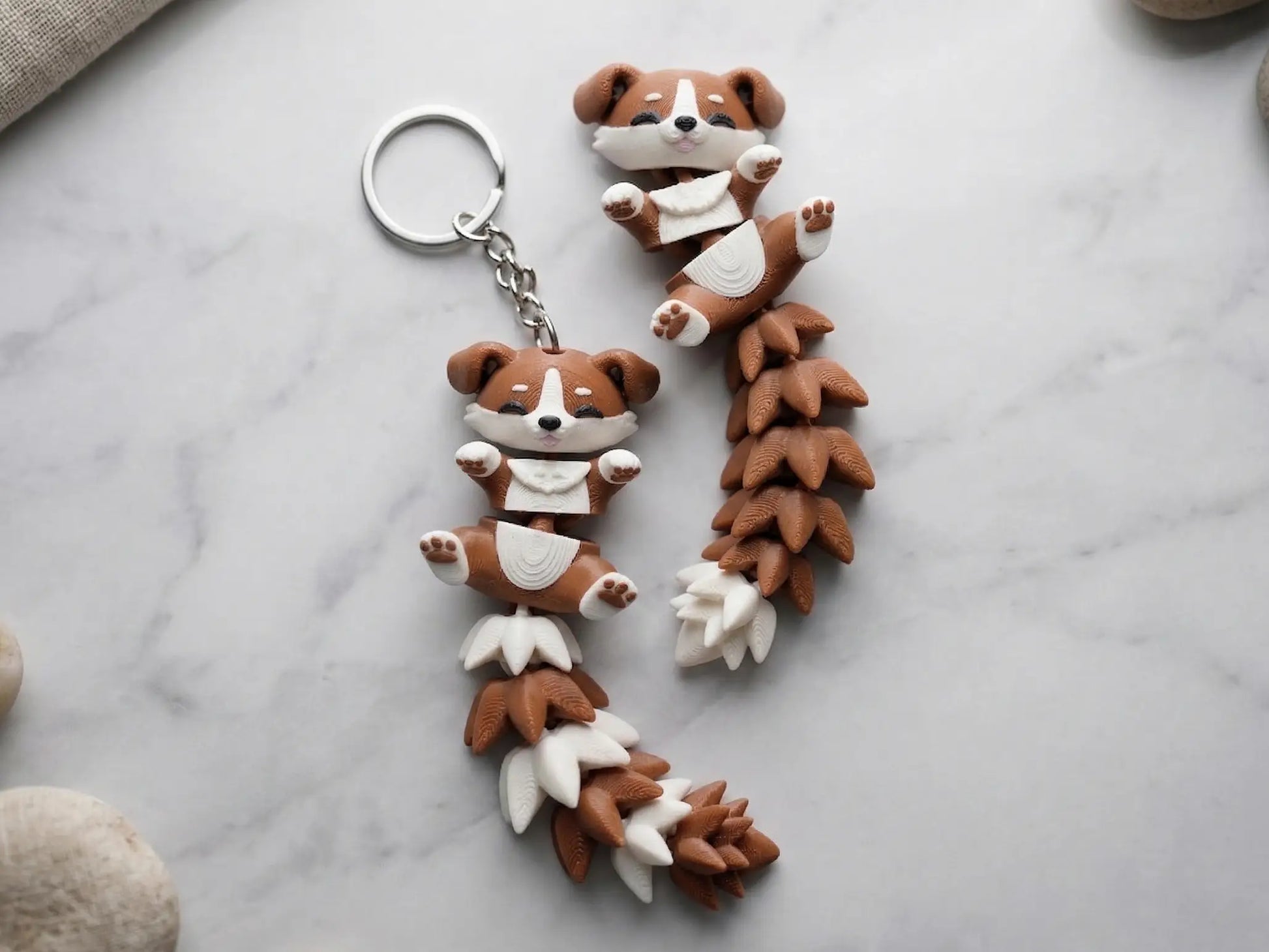 Porte-clés chien articulé Flexi marron et crème imprimé en 3D