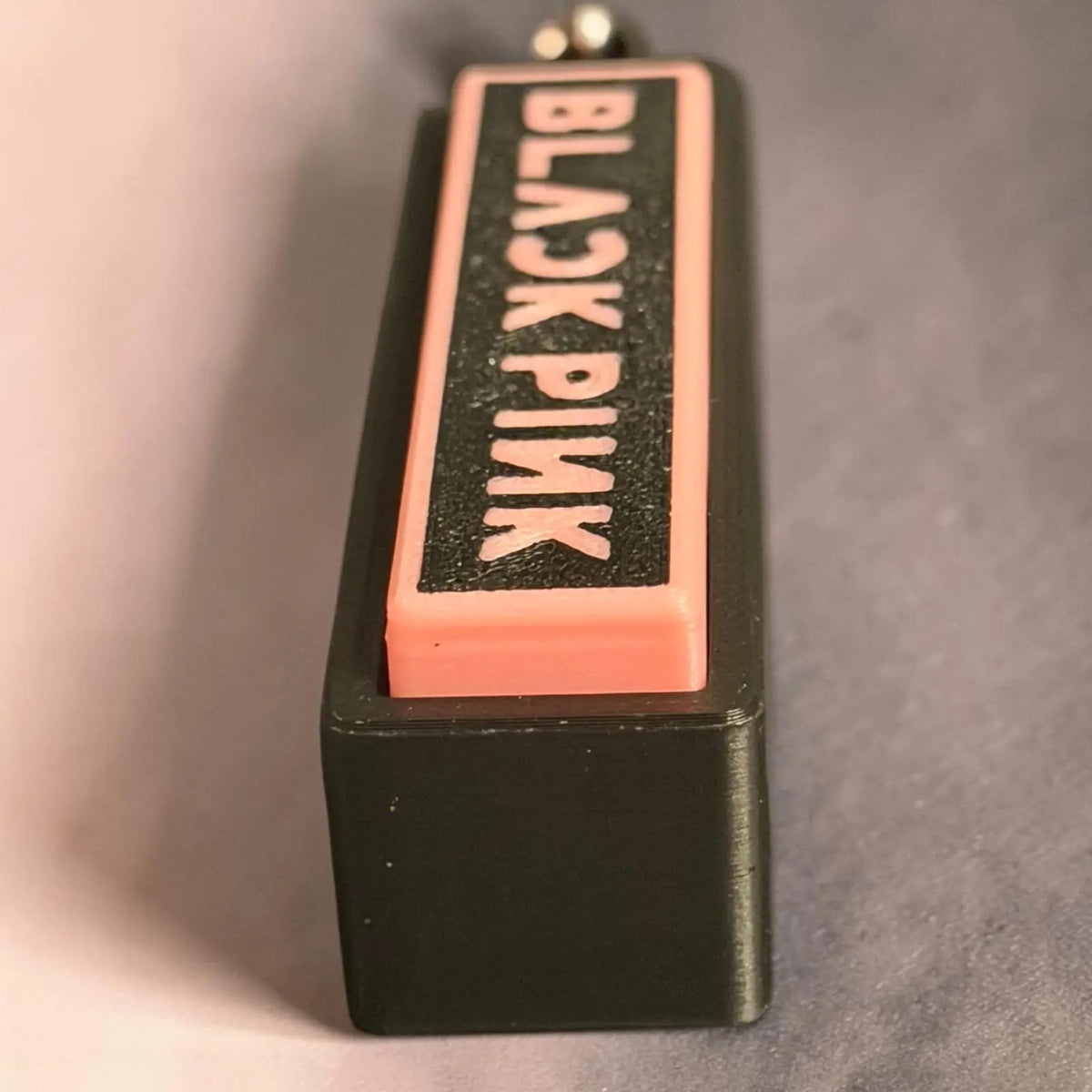 Porte-clés clicker K-pop inspired noir et rose