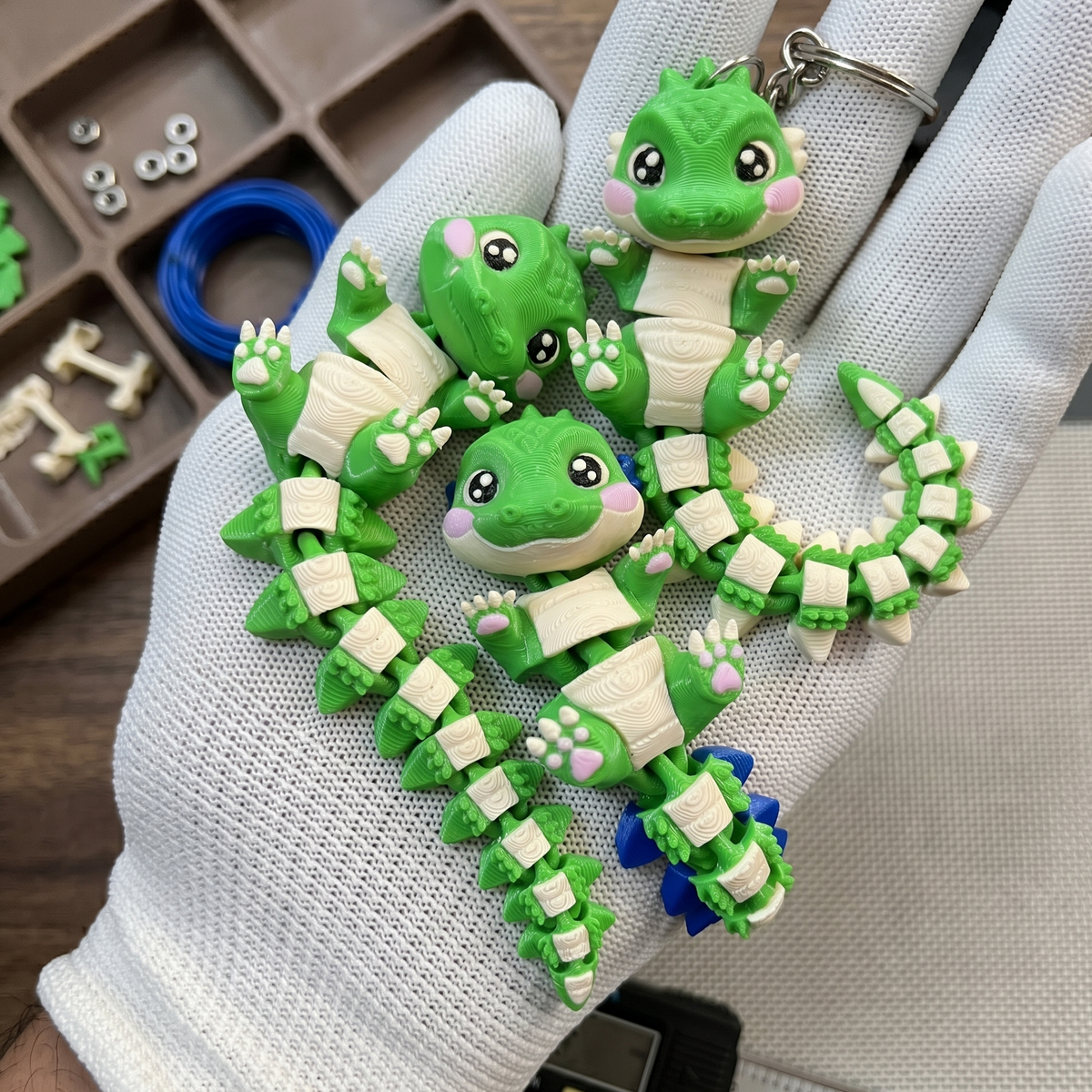 Porte-clés crocodiles kawaii avec grands yeux, joues roses et pattes détaillées