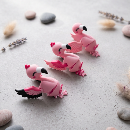 Trois modèles de porte-clés flamants roses articulés kawaii avec différents styles d’ailes