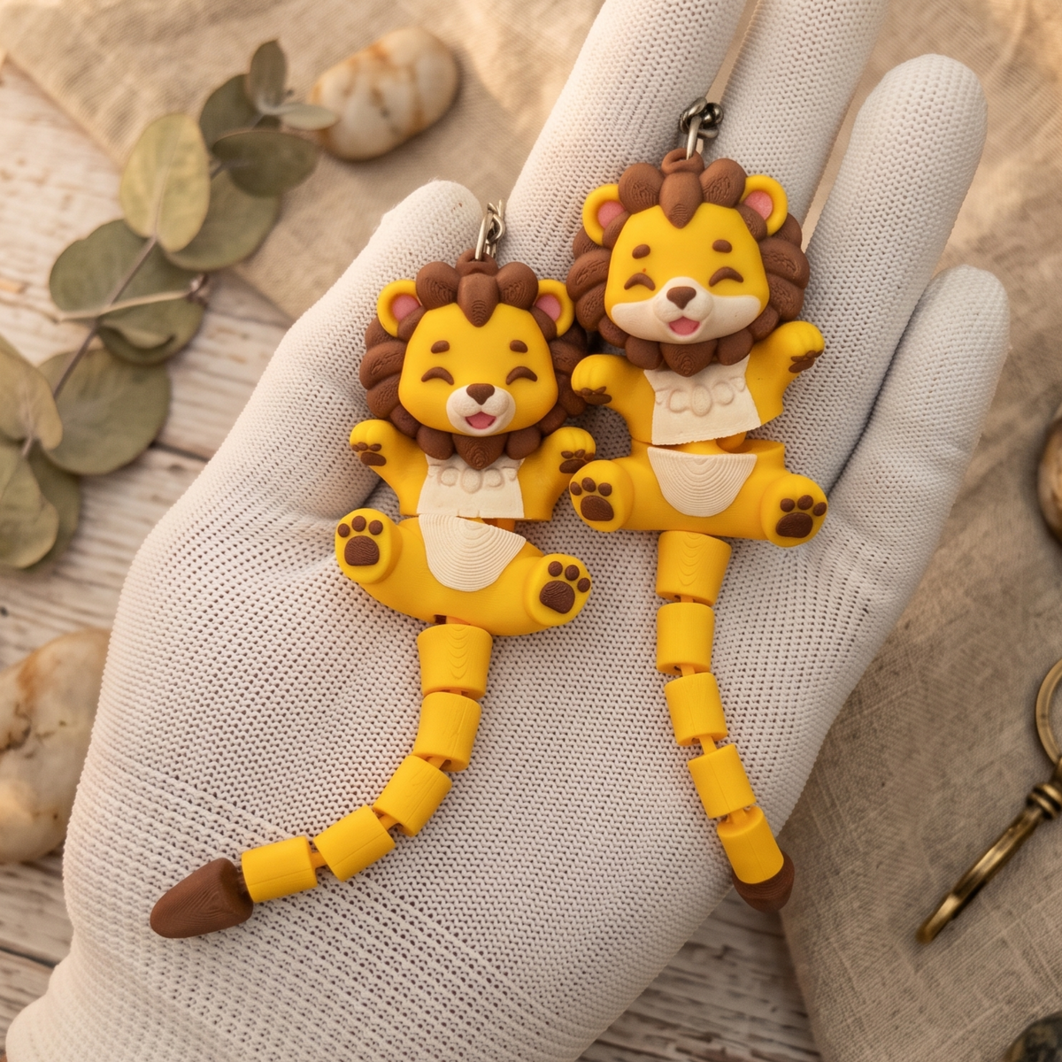Deux porte-clés lions jaunes kawaii avec crinière marron et queue articulée classique