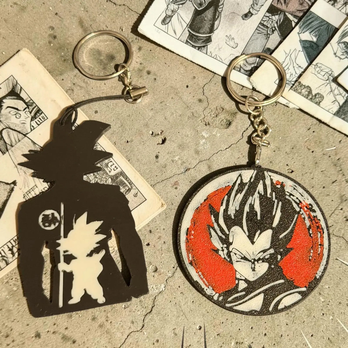 Porte-clés manga silhouette noir et blanc et Porte-clés anime rouge noir et blanc