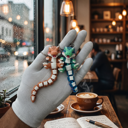 Porte-clés T-Rex articulés kawaii Fluffy Tails en situation au café