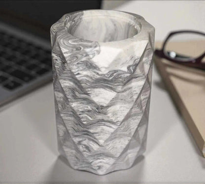 Pot en Jesmonite marbré blanc et gris, fait main en France. Design facetté et chic pour une déco élégante et naturelle
