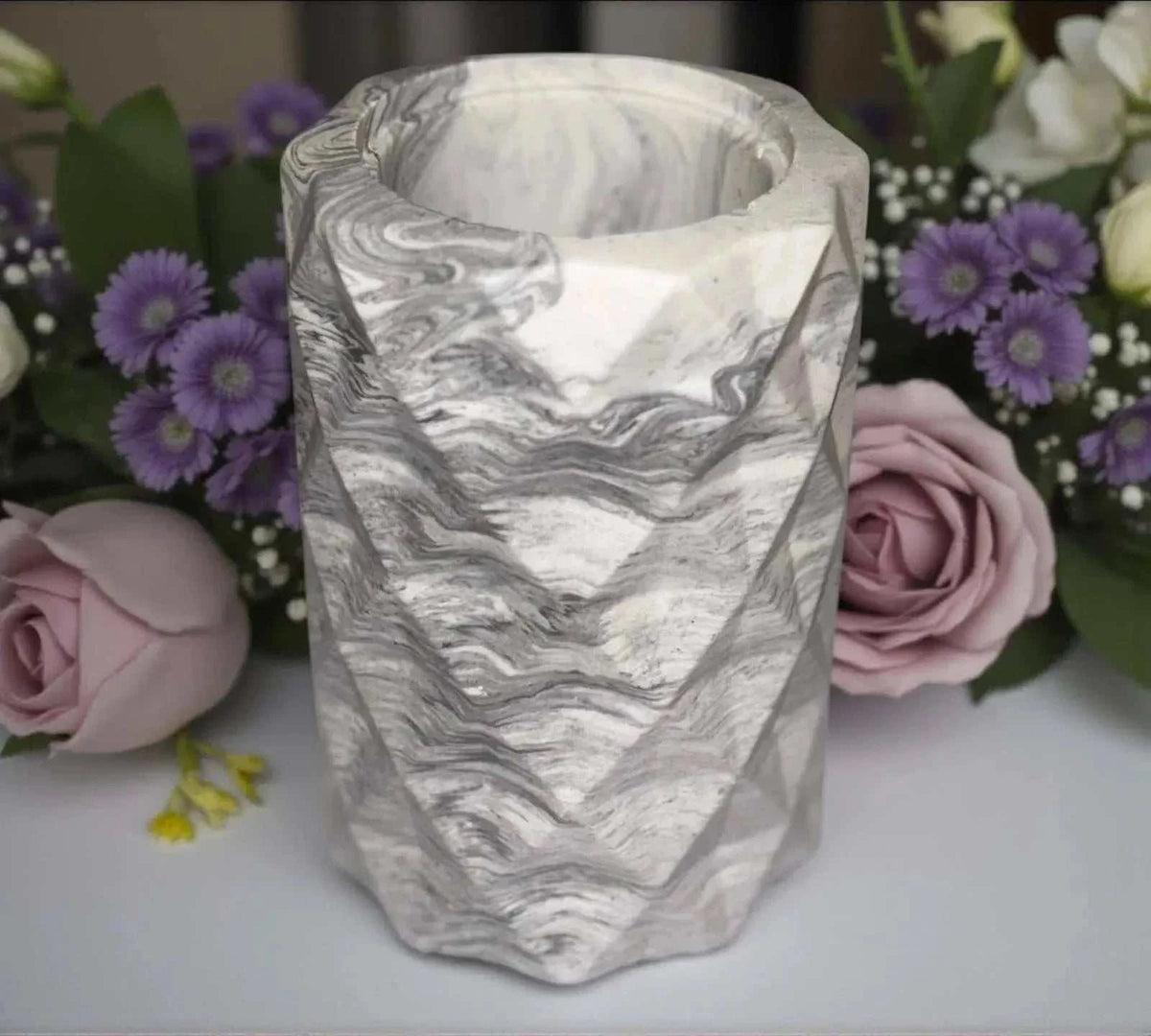 Pot Haut Facetté marbré blanc et gris en Jesmonite avec forme géométrique hexagonale, finition mate élégante.