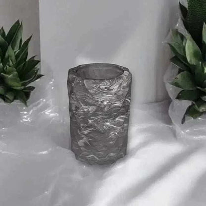Pot Haut Facetté en Jesmonite – Marbré Noir & Blanc