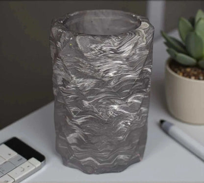 Pot haut facetté en Jesmonite noir et blanc marbré, finition mate et design géométrique contemporain.
