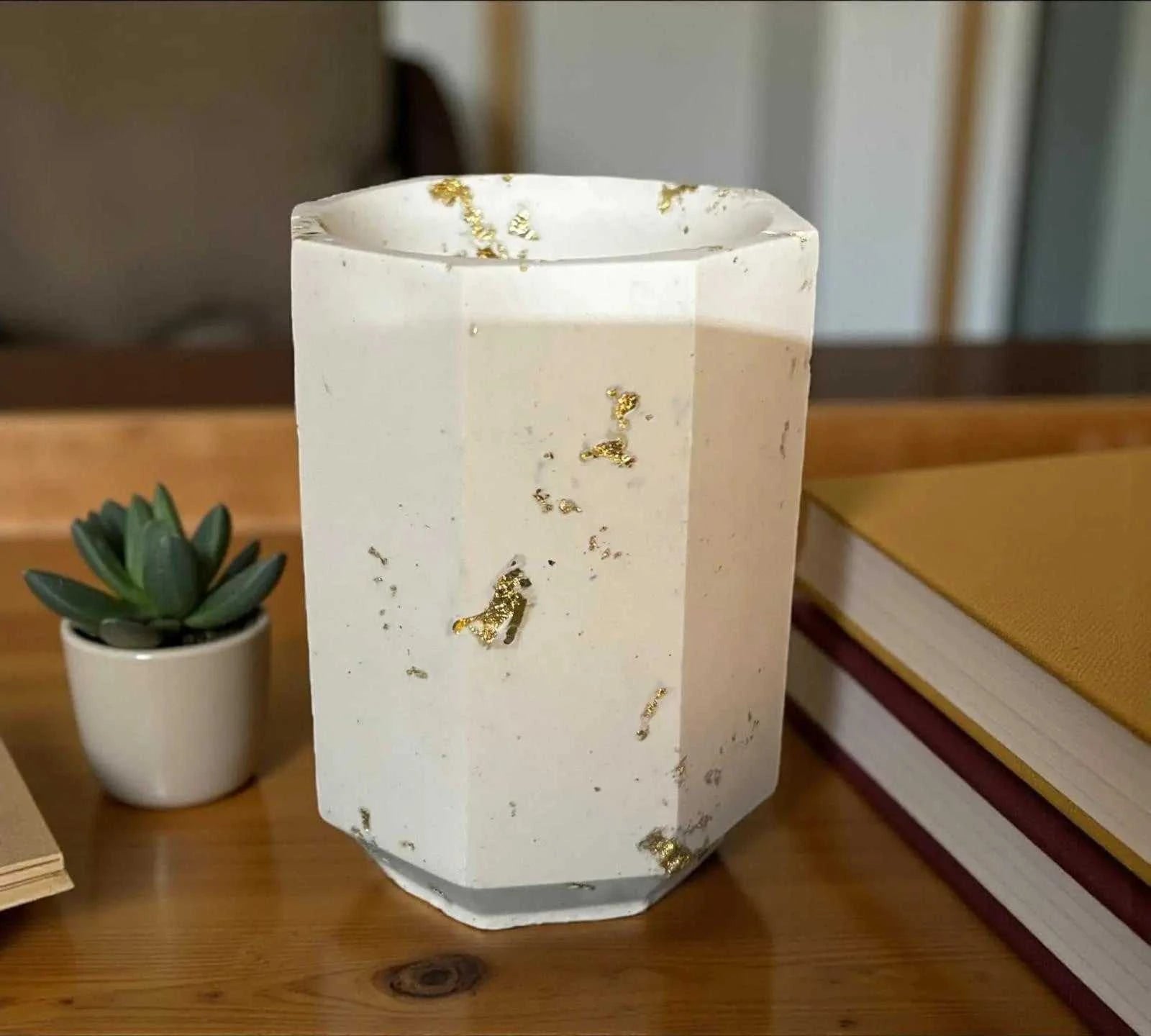 Pot blanc en Jesmonite avec feuilles dorées. Élégant, fait main et écoresponsable. Décoration artisanale chic – Epoxy Kawaii ✨