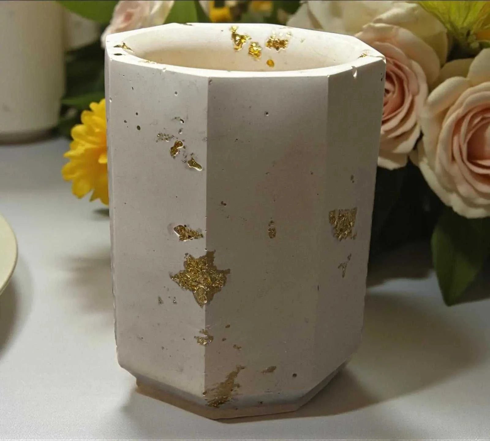 Pot blanc en Jesmonite avec feuilles dorées. Élégant, fait main et écoresponsable. Décoration artisanale chic – Epoxy Kawaii ✨