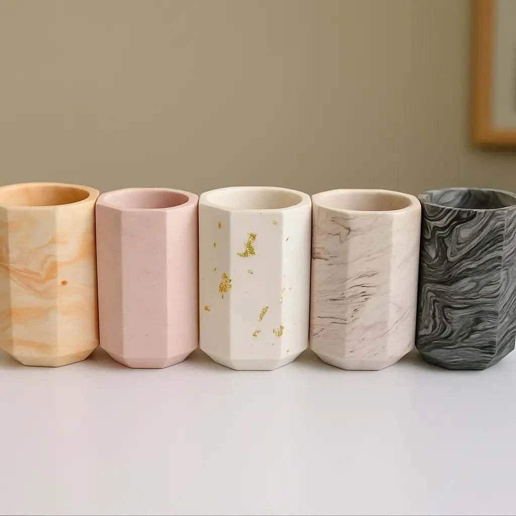 Pot haut hexagonal en Jesmonite personnalisable. Couleur au choix : marbré, feuille d’or, terrazzo ou pastel. Fait main en France 🌿