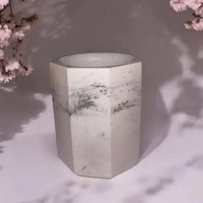 Pot hexagonal en Jesmonite violet et gris marbré, design artisanal et moderne