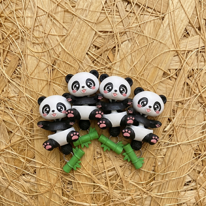 Quatre pandas articulés kawaii avec joues roses coussinets et bambous verts