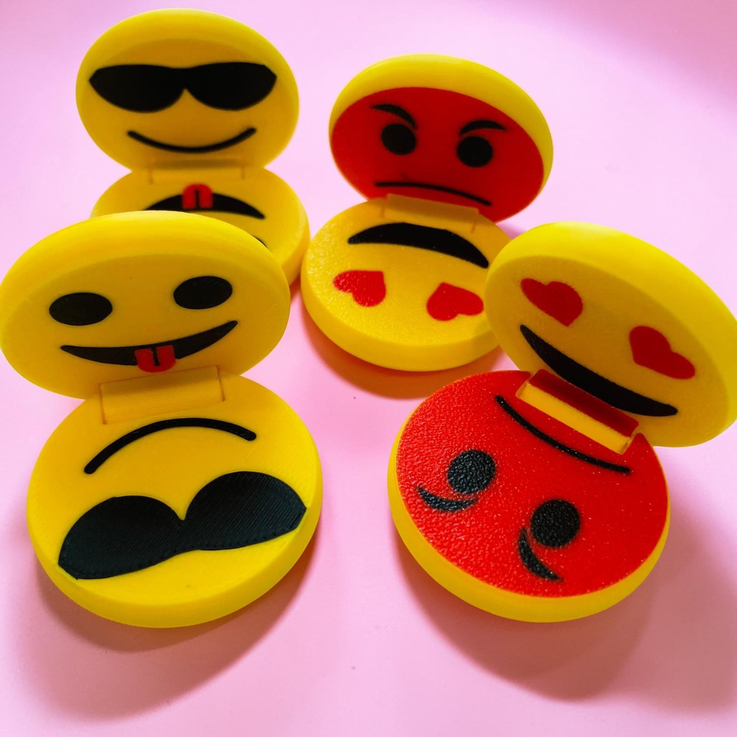 Slider emoji anti-stress en impression 3D avec visages jaunes fun à faire glisser entre les doigts