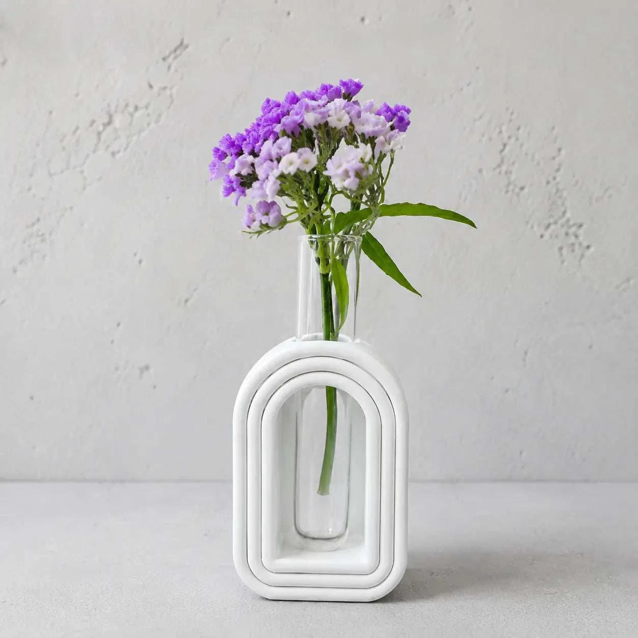 Soliflore arche en jesmonite artisanal minimaliste avec fleurs décoratives modernes