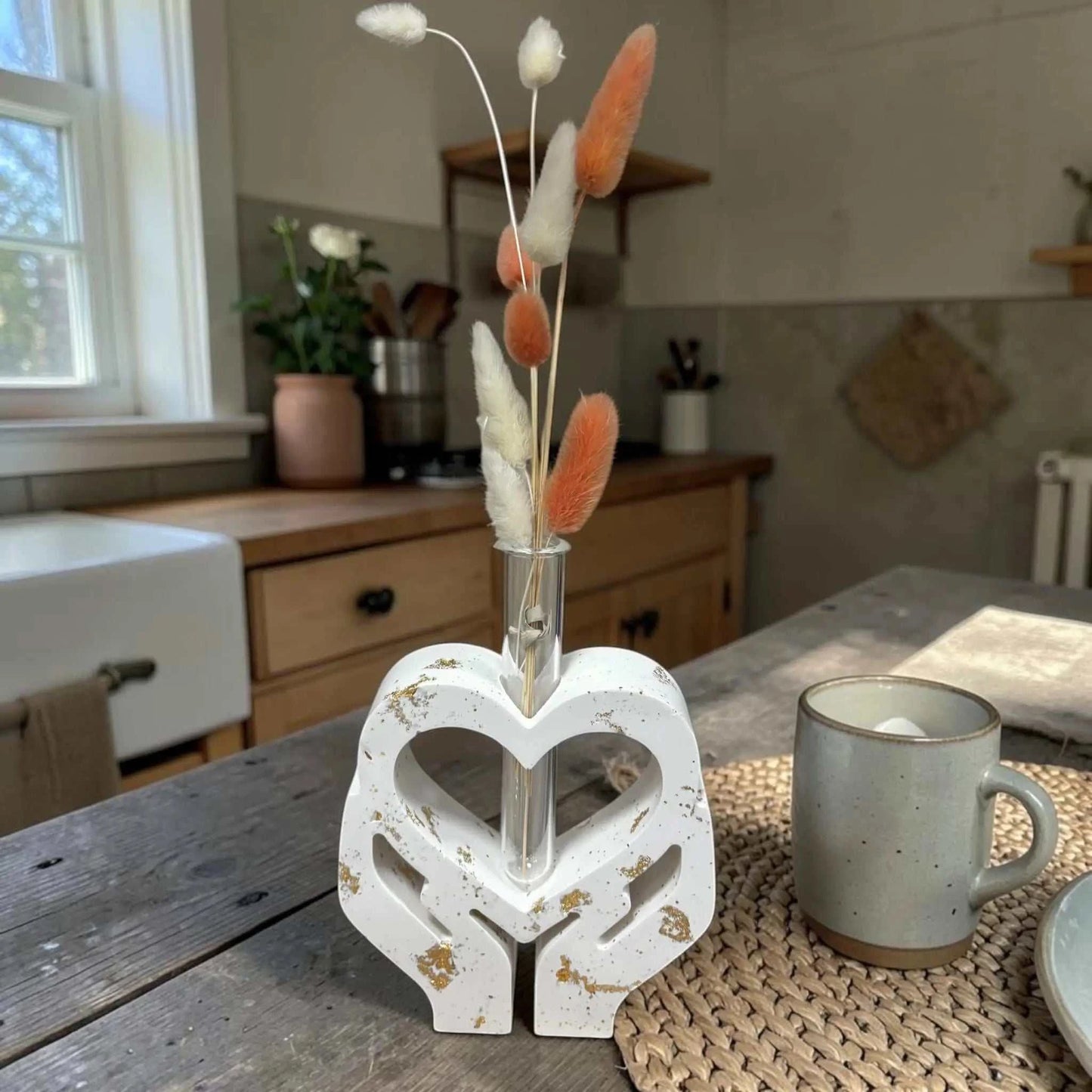 Soliflore Mains Cœur beige rosé en jesmonite avec décoration artisanale élégante
