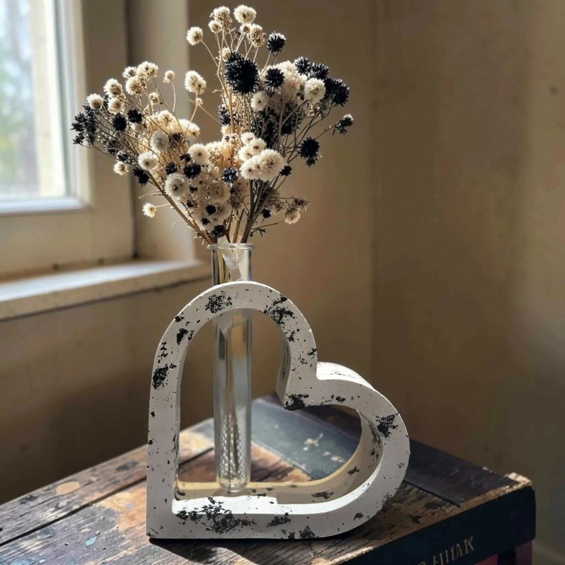 Soliflore cœur en Jesmonite artisanal personnalisé décoration romantique avec tube en verre et effets marbrés pour fleurs séchées