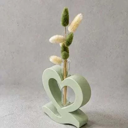 Soliflore cœur en jesmonite vert d’eau avec fleurs séchées décoration artisanale moderne