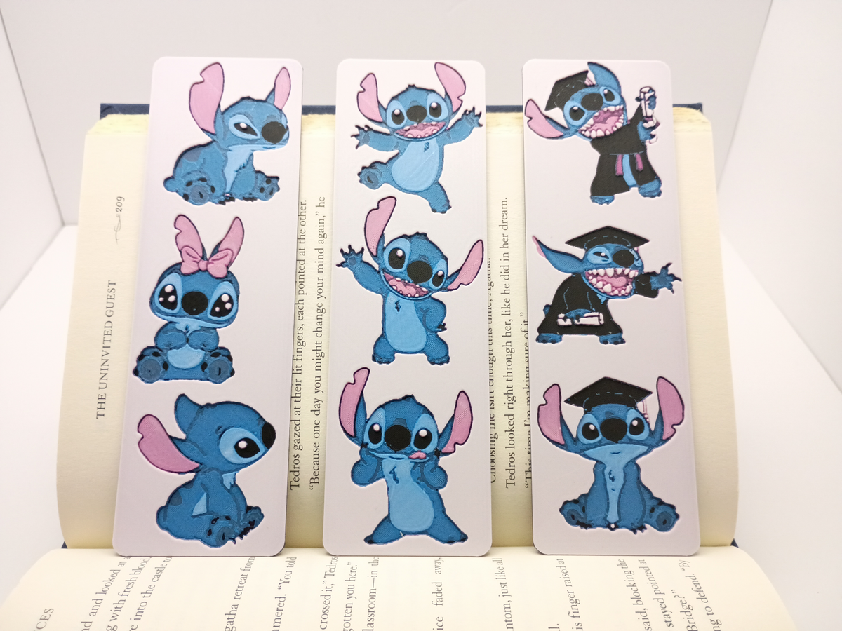 Trois marque-pages Stitch présentés dans un livre ouvert