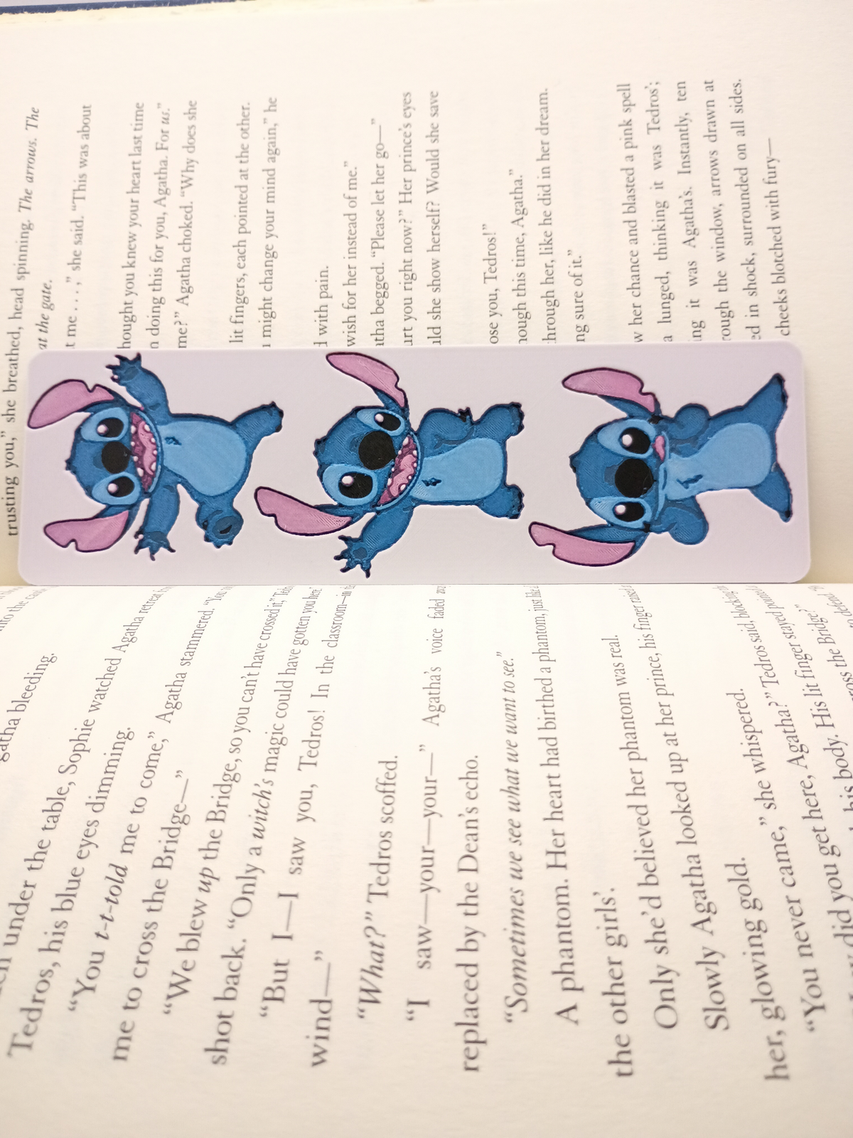 Marque-page Stitch modèle poses joyeuses présenté dans un livre ouvert