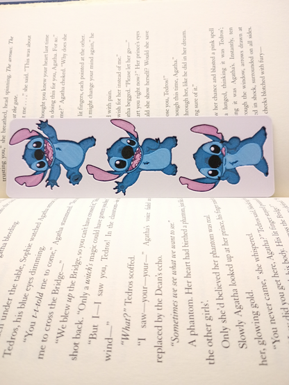 Marque-page Stitch modèle poses joyeuses présenté dans un livre ouvert