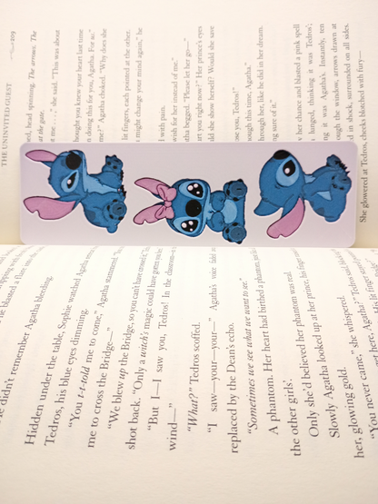 Marque-page Stitch modèle poses mignonnes présenté dans un livre ouvert