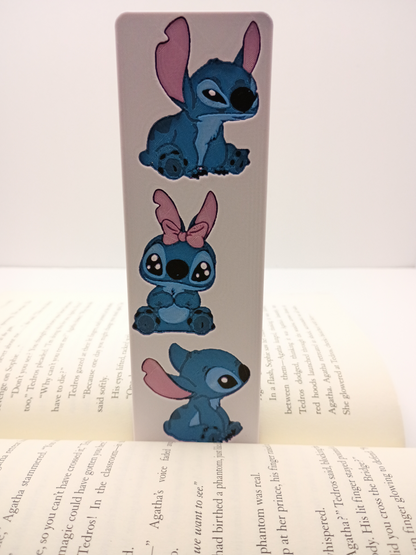 Marque-page Stitch blanc avec trois poses mignonnes bleues et détails roses