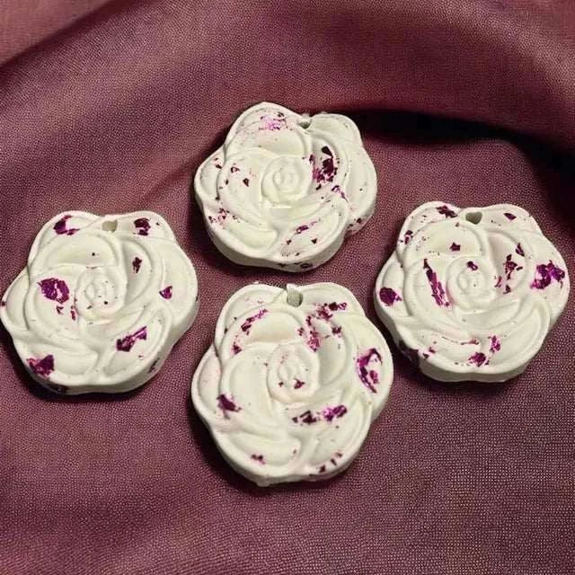 Suspension à parfumer Fleur en Jesmonite – Blanc & fuchsia