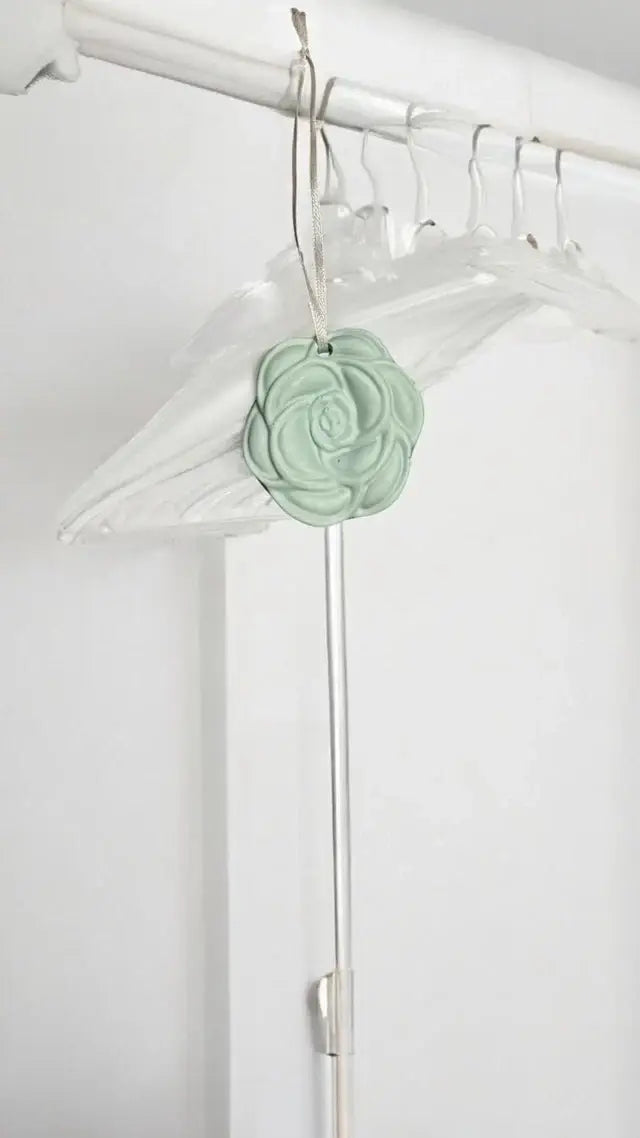 Suspension parfumée artisanale en Jesmonite, à associer avec nos fondants parfumés Epoxy Kawaii. Offre 3 pour 10 € - Fait main en France.