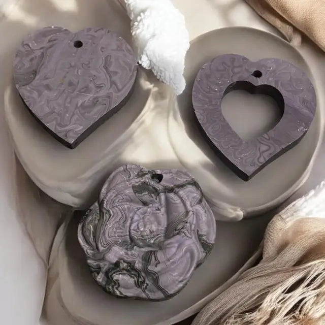 Suspension à Parfumer – Marbré Noir &amp; Violet 🖤💜 artisanale en Jesmonite, à associer avec nos fondants parfumés Epoxy Kawaii. Offre 3 pour 10 € - Fait main en France.