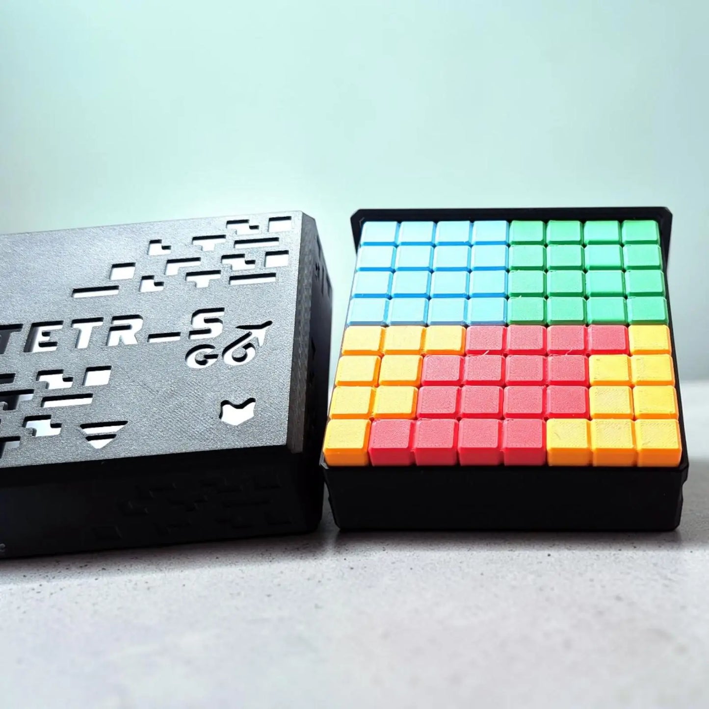 Boîte de rangement TETR_S GO imprimée en 3D avec pièces de jeu colorées