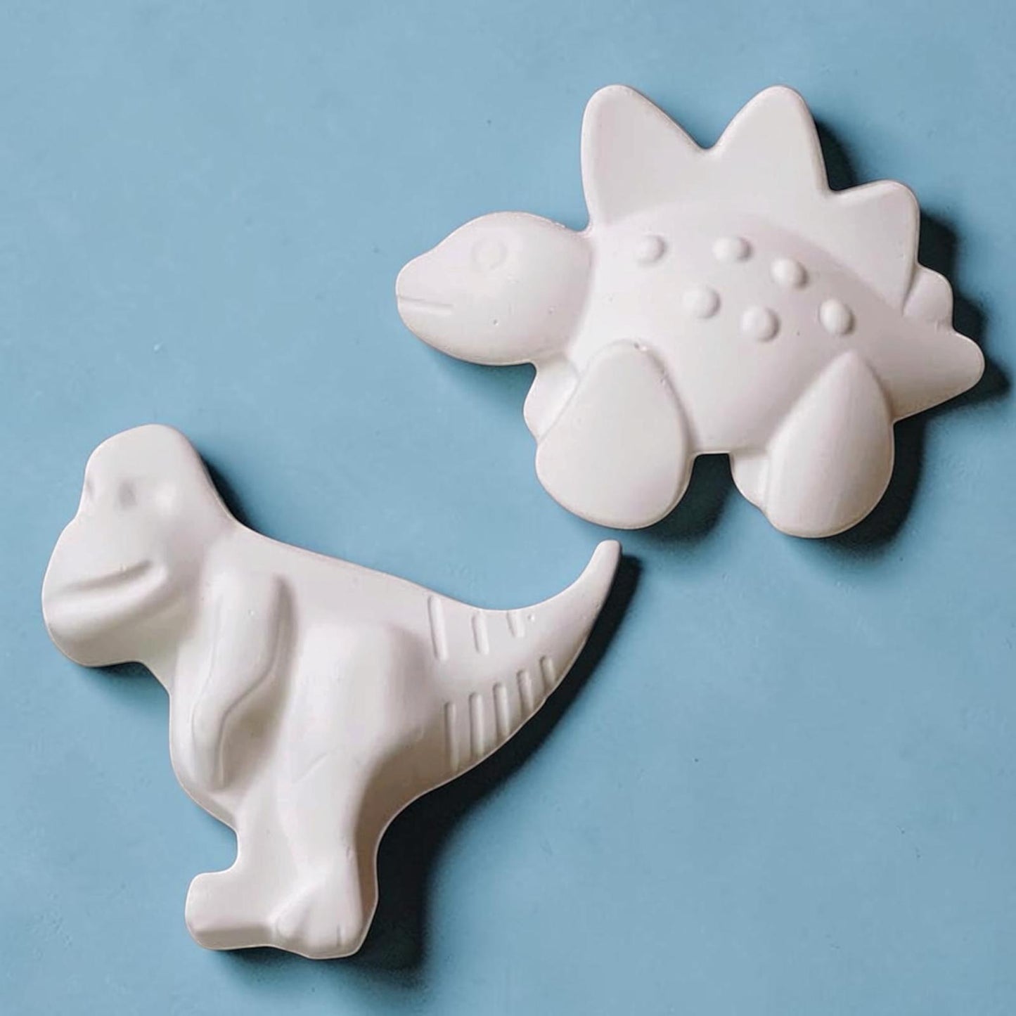 Figurines Stegosaure et veloceraptor kawaii à peindre activité créative dinosaure