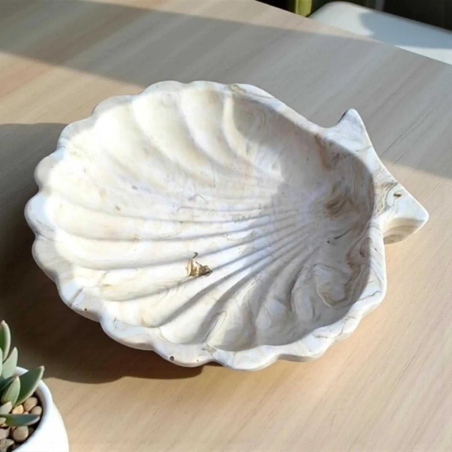 Vide-poche coquillage en Jesmonite beige et marron marbré, artisanal et écologique, pour déco naturelle et zen