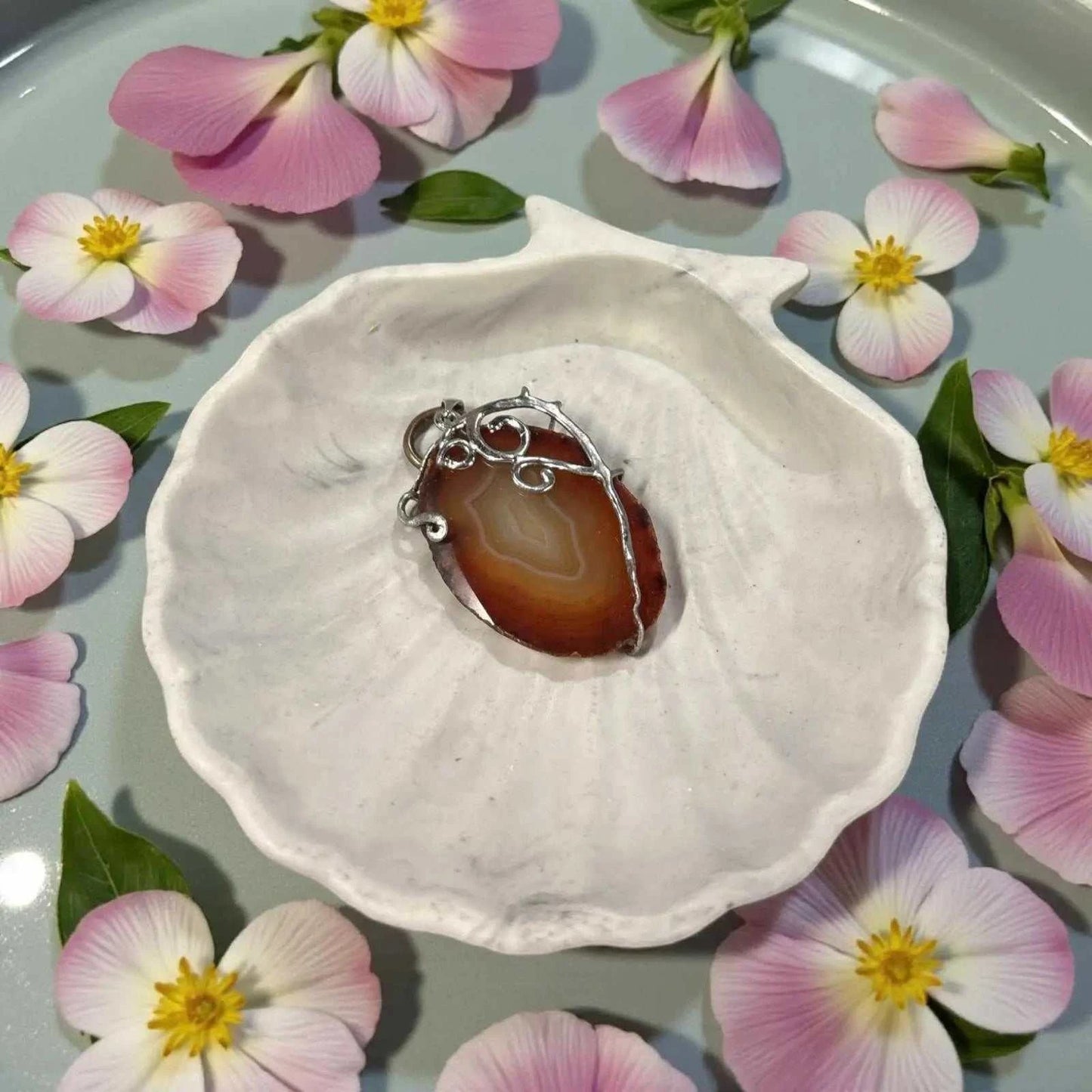 Vide-poche coquillage en Jesmonite gris clair et blanc, finition mate et lisse, artisanal français