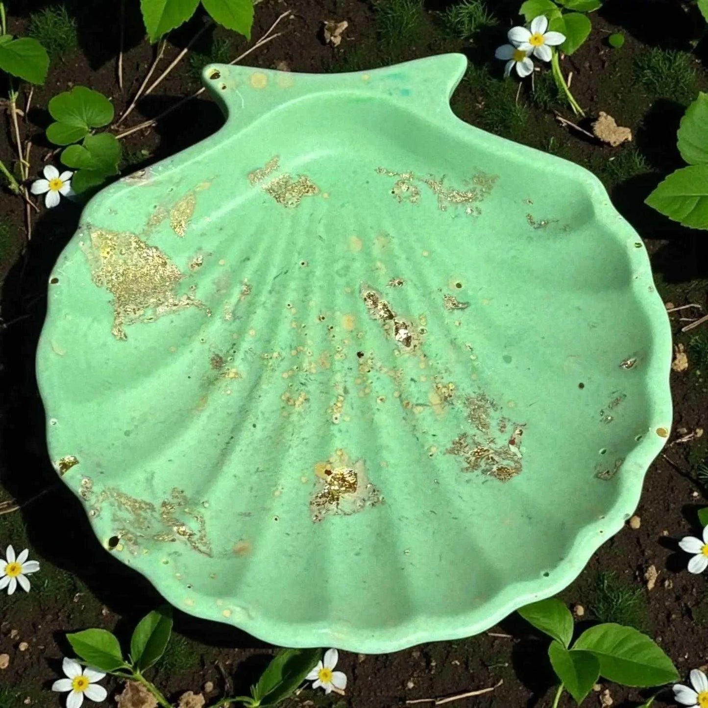 Vide-poche coquillage vert en Jesmonite avec feuilles dorées, décoration élégante et artisanale.