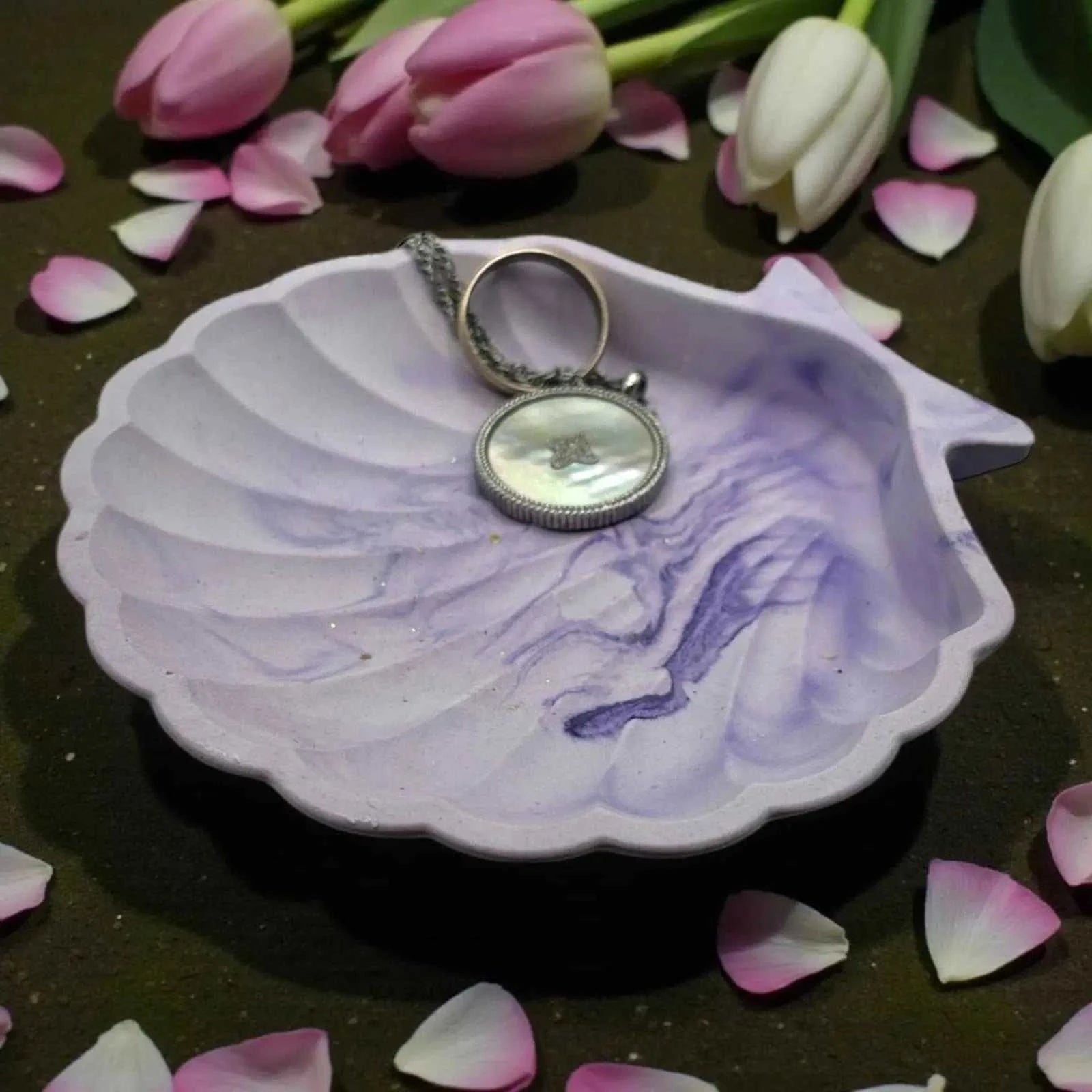 Vide-poche coquillage en Jesmonite violet marbré et blanc élégant fait main en France