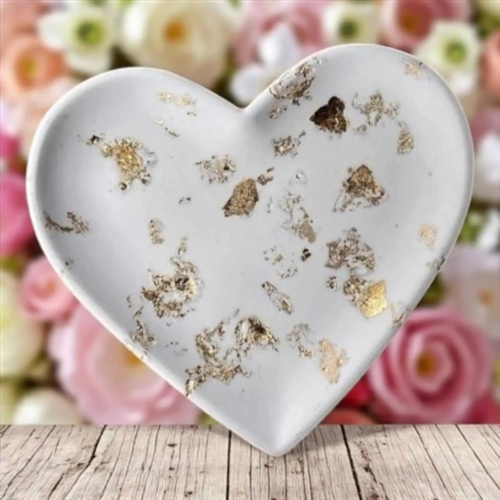 Vide-poche en forme de cœur blanc avec feuilles dorées en Jesmonite, finition satinée, décoration élégante et artisanale française