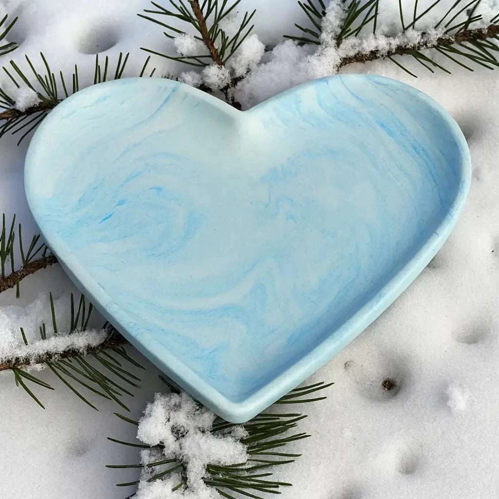 Vide-poche artisanal en forme de cœur en Jesmonite bleu ciel marbré blanc écologique et unique