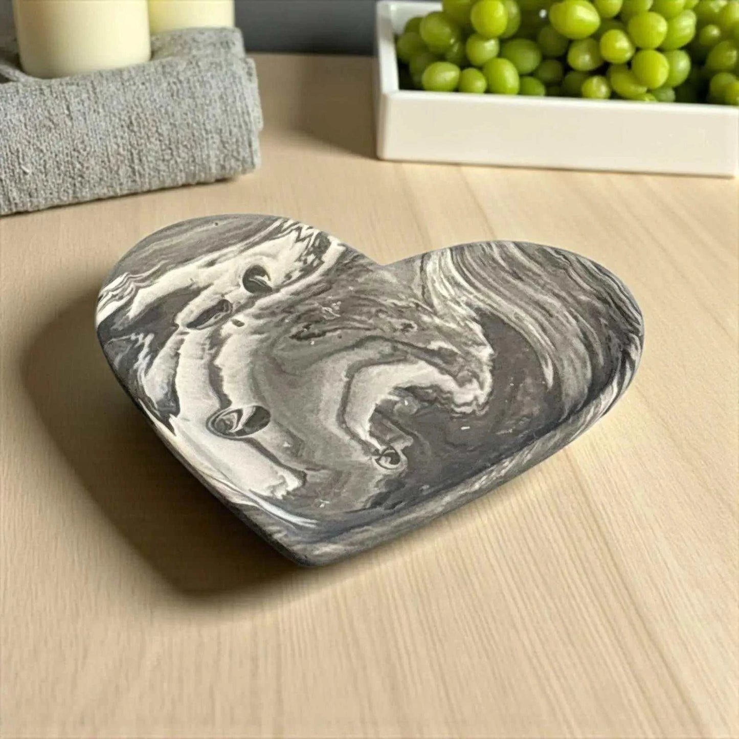 Vide-poche en forme de cœur marbré noir, gris et blanc en Jesmonite, déco chic et artisanale