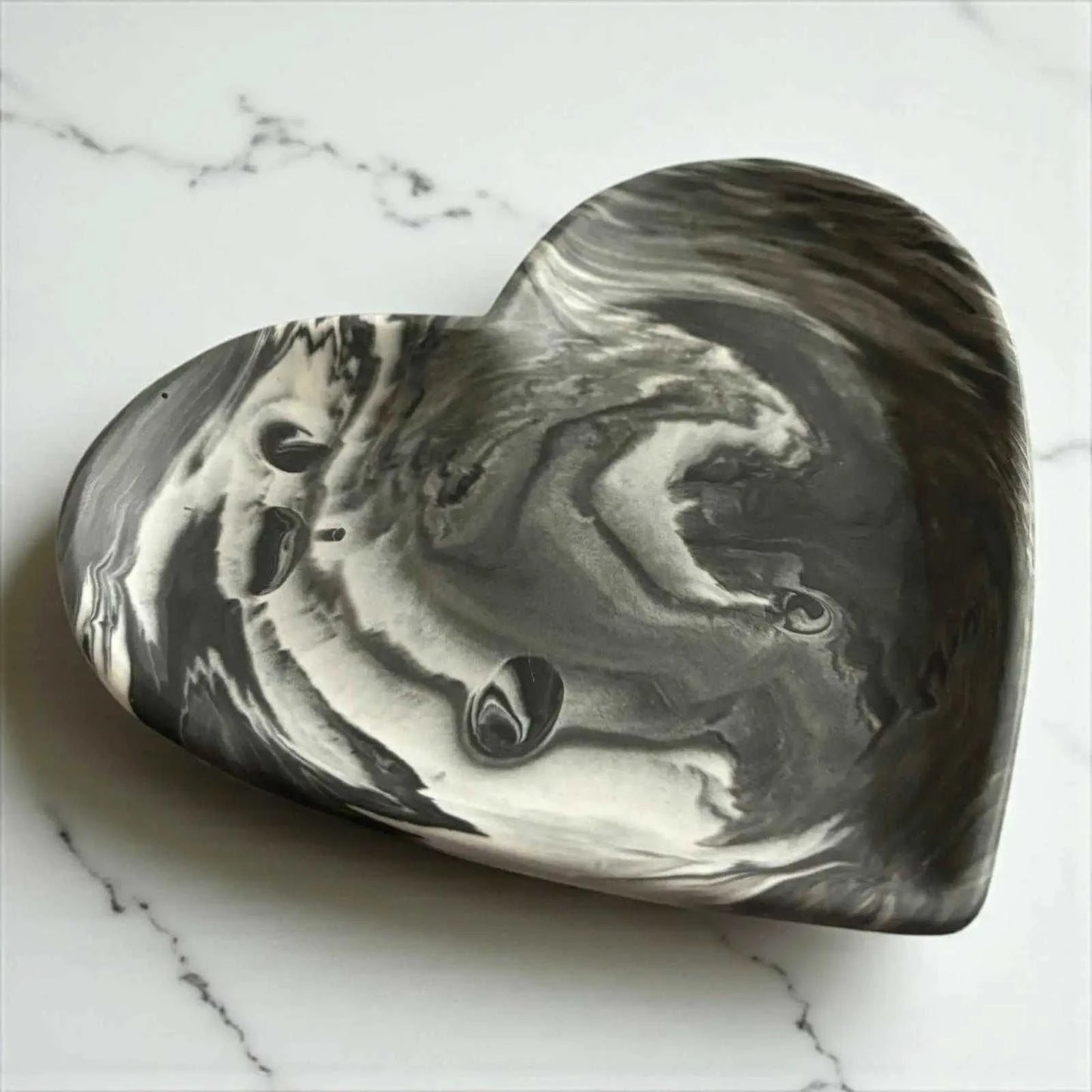 Vide-poche cœur en Jesmonite 🖤 marbré noir, gris et blanc. Création artisanale Epoxy Kawaii – design chic, durable et 100 % fait main en France.