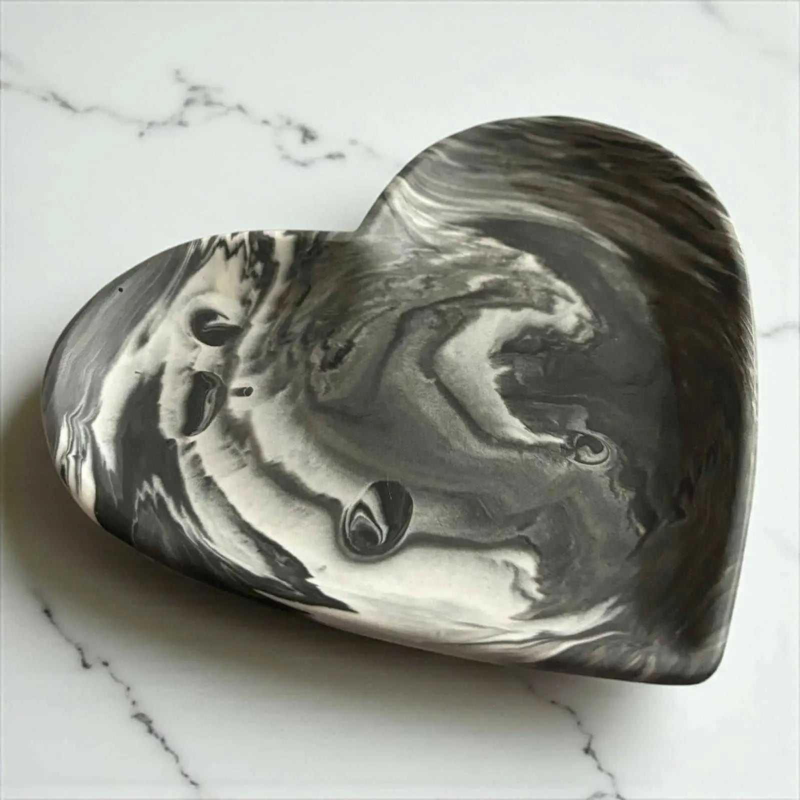 Vide-poche cœur en Jesmonite 🖤 marbré noir, gris et blanc. Création artisanale Epoxy Kawaii – design chic, durable et 100 % fait main en France.