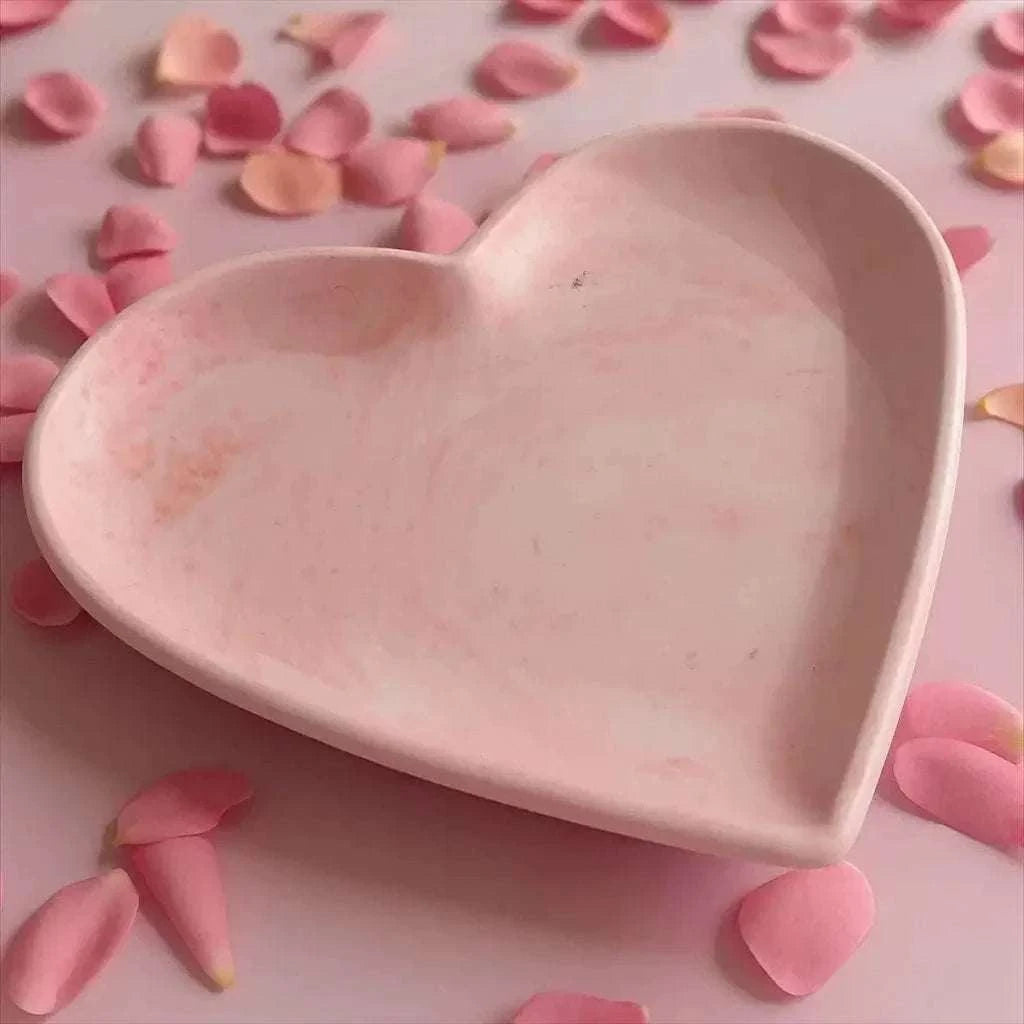 Vide-Poche en Forme de Cœur en Jesmonite marbré rose clair, finition satinée douce, design tendre et artisanal.