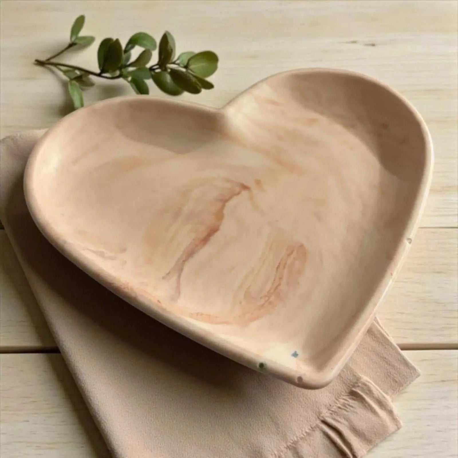 Vide-poche cœur en Jesmonite 🤎 effet bois, tons marron et beige. Création artisanale signée Epoxy Kawaii – naturelle, chic et 100 % faite main en France.