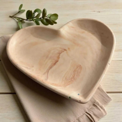 Vide-poche cœur en Jesmonite 🤎 effet bois, tons marron et beige. Création artisanale signée Epoxy Kawaii – naturelle, chic et 100 % faite main en France.